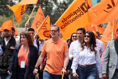 El candidato presidencial Carlos Rabascall, caminando junto a seguidores de la Izquierda Democrática (ID).