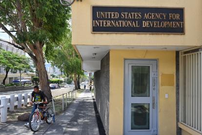 Un hombre pasa por la oficina de la Agencia de los Estados Unidos para el Desarrollo Internacional (USAID) en Tegucigalpa el 6 de febrero de 2025.