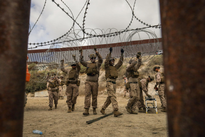 San Diego. Elementos del ejercito de EE.UU. colocan alambre de púas a lo largo de la frontera con Tijuana, en México.