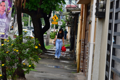 Las personas circulan con precaución en La Atarazana