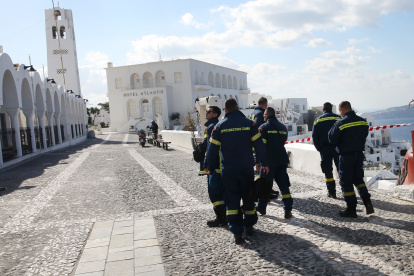 Los bomberos caminan por el pueblo casi evacuado de Fira en Santorini, Grecia, el 6 de febrero de 2025.