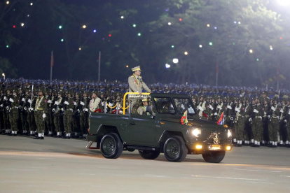 El jefe de la junta militar birmana, Min Aung Hlaing, frente a las tropas.