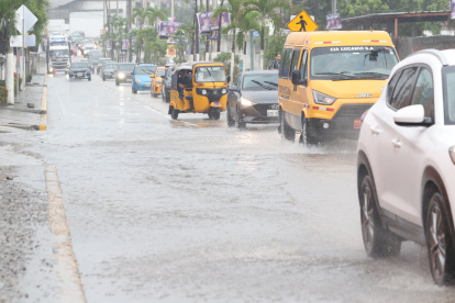 En horas de la mañana, que llovió también en la ciudad, en la vía Daule se registró acumulación de agua en algunos puntos.