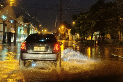 Las fuertes lluvias dejaron calles inundadas en varios sectores de Guayaquil, dificultando el tránsito vehicular y peatonal.
