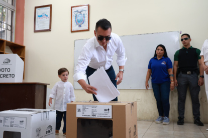 El presidente-candidato Daniel Noboa votó en Olón.