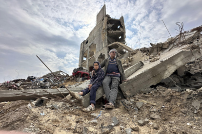 Mohamed Jamis Sawafiri, y su hijo frente a su casa destrozada, en el barrio de Zeitún de la ciudad de Gaza.