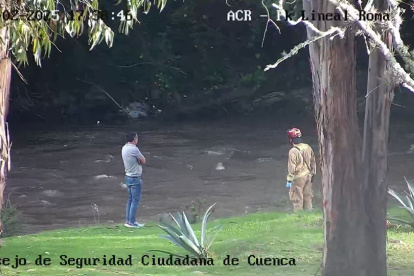 Cámara de seguridad capta monitoreo que realizan bomberos, en Cuenca.