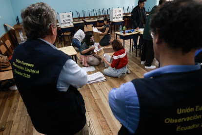 Observadores de la Unión Europea en el interior de una junta receptora del voto, el domingo 9 de febrero.