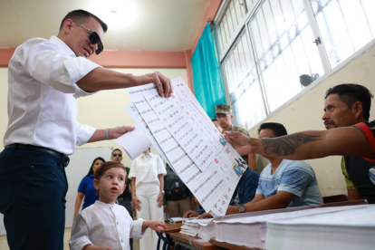 Daniel Noboa obtiene hasta ahora la mayoría de los votos, pero no llega a la mitad de los votantes.
