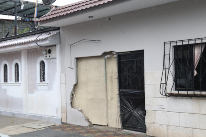 Fachada de casa quedó afectada tras colisión.