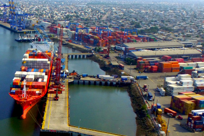 BUQUE O BARCO EN EL MUELLE DE PUERTO MARÍTIMO.