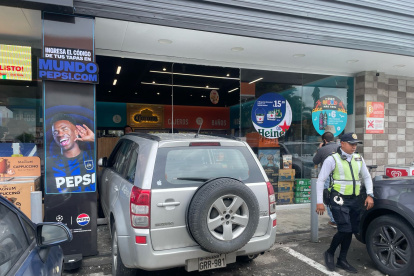 Un vehículo se estrelló contra un minimarket junto a una gasolinera en La Puntilla, la tarde de este martes 11 de febrero.