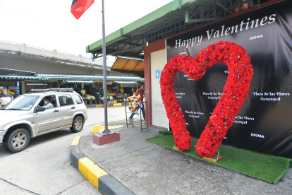 Un enorme arreglo floral se visualiza en el interior del mercado