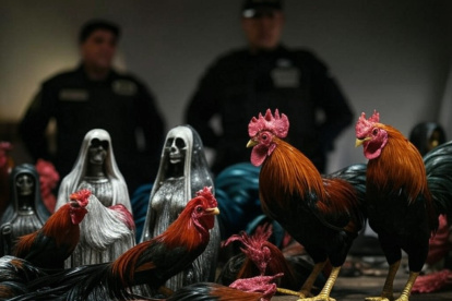 Ilustración hecha con IA. Policía decomisó estatuillas de la santa muerte.