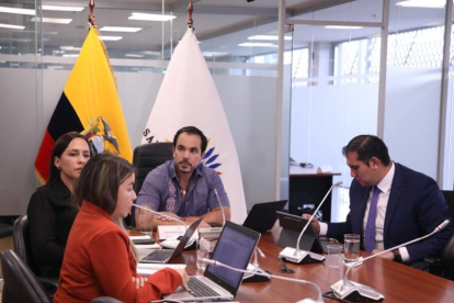 Jonathan Parra preside la Comisión de Relaciones Internacionales, que revisa las políticas para recibir a ecuatorianos deportados.