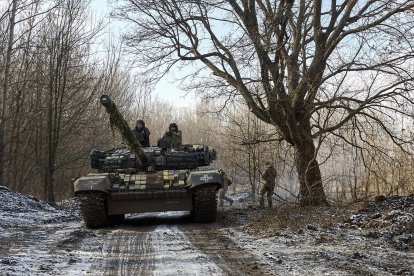 Militares de la 3.ª Brigada de Tanques Separada de las Fuerzas Terrestres de Ucrania operan un tanque cerca de la línea del frente en un lugar no revelado en la región de Kharkiv.