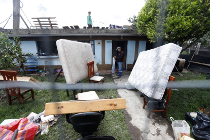 Viviendas. Estos son algunos de los enseres que pudo salvar el vecino tras las inundaciones.