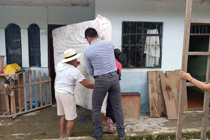 Los residentes tuvieron que sacar sus cosas a la calle.