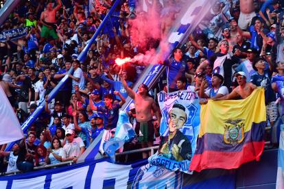 Los hinchas del equipo eléctrico llegaron a poner el color a las gradas del Capwell.