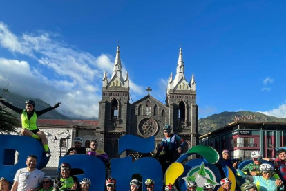 Los aventureros contentos tras su arribo a Baños.