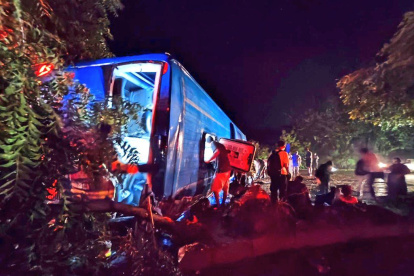 El vehículo quedó volcado sobre la vía.