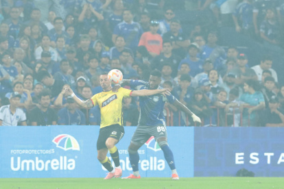 Octavio Rivero (d), autor del tanto de la victoria, en una de las acciones del partido.