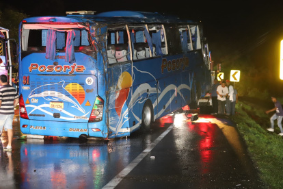 Un bus de la cooperativa Posorja se accidentó en el kilómetro 35 de la vía a la costa.