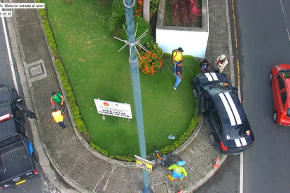 Un accidente de tránsito se registró en la avenida Malecón, en el centro de Guayaquil, la mañana de este miércoles 12.