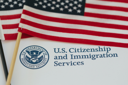 El proceso de naturalización culmina con una ceremonia en la que el solicitante realiza el Juramento de Lealtad a los Estados Unidos.