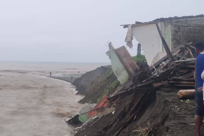Una de las casas de la comunidad en Muisne resultó afectada por las fuertes lluvias.