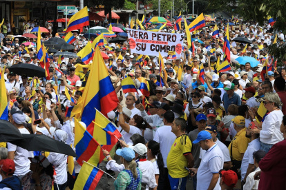 Los manifestantes marchan durante una protesta contra el gobierno del presidente Gustavo Petro por las reformas de salud y pensiones en Medellín el 23 de noviembre de 2024.