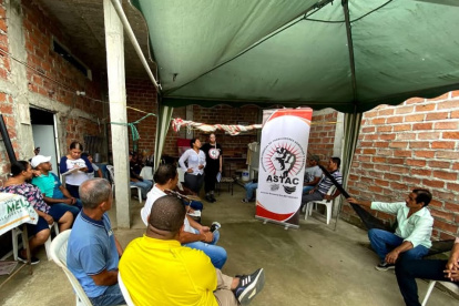 La Asociación de Trabajadores Agrícolas Bananeros y Campesinos (ASTAC), en una reunión.