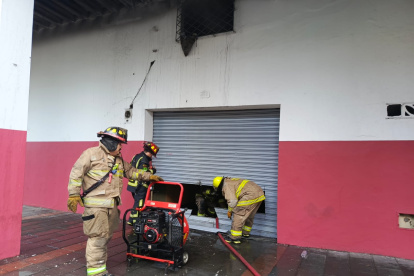 Los bomberos forzaron su entrada con una sierra eléctrica.