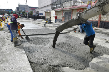 Los trabajos se realizan en la vía cerca al Mall del Sur