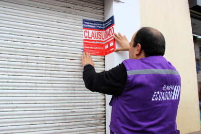 En el restaurante había plagas y los alimentos no estaban almacenados adecuadamente.