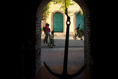 Personas caminan por una calle este martes, en el centro de la ciudad de Jacmel (Haití).