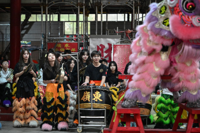 Miembros de una compañía de danza del león tocando tambores y percusiones durante una sesión de práctica de danza del león en un templo ancestral en Shantou, en la provincia de Guangdong.