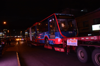 Cinco unidades de trolebuses 100% eléctricos llegaron la noche de este miércoles a Quito