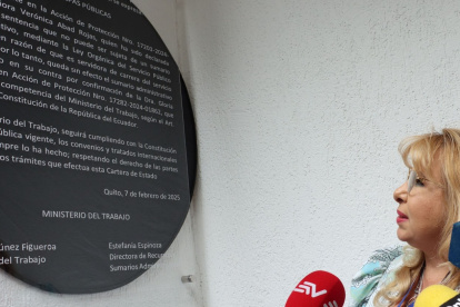 La jueza Nubia Vera acudió al Ministerio de Trabajo para verificar que se colocó la placa con disculpas públicas, como parte de la sentencia a favor de Verónica Abad.