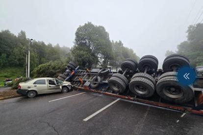 Un auto pequeño se impactó contra el tráiler que estaba en la vía.