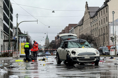 Se ve un automóvil dañado en el lugar después de que un vehículo se estrellara contra una manifestación de Ver.di en Múnich, Alemania, el 13 de febrero de 2025.