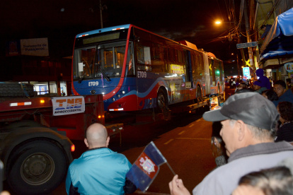 Los trolebuses fueron descargados de las plataformas en la estación de El Recreo.