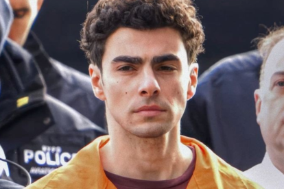 Luigi Mangione enfrenta cargos por asesinato y podría ser acusado de terrorismo.