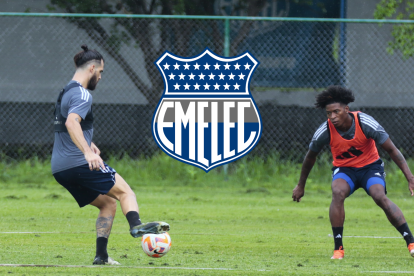 El delantero Facundo Castelli (i) intenta evadir la marca del lateral Jackson Rodríguez en una práctica del Bombillo.