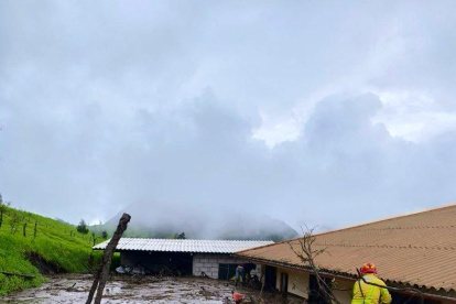 Una escuela fue afectada por el derrumbe de material lodoso en el cantón Girón.