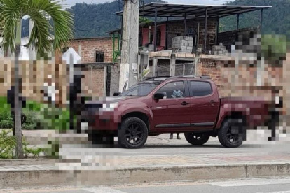 El vehículo quedó varado en la vía lleno de impactos de bala.