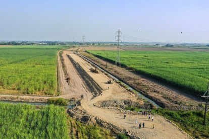La carretera pasa por terrenos ocupados por una camaronera.