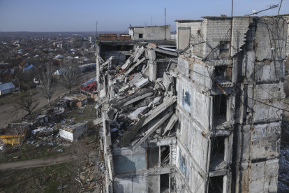 Orikhiv (Ukraine), 12/02/2025.- Damaged buildings in Orikhiv, Zaporizhzhia region, Eastern Ukraine, 12 February 2025. The city, located about 10 kilometers from the frontline, is shelled on a daily basis with guided aerial bombs and FPV drone hunts, according to the Southern Defense Forces spokesperson. Less than 1,500 people currently live in Orikhiv, compared to its original population of 15,000 before Russia launched its full-scale invasion of Ukraine in 2022. (Rusia, Ucrania) EFE/EPA/OLEG MOVCHANIUK