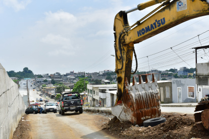 Vías. La avenida se encuentra parcialmente cerrada y con una maquinaria pesada en media calle.