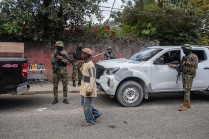 Soldados haitianos que vigilan una comuna en Kenscoff (Haití).